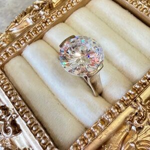 Elegant Gold Ring with Clear Gemstone size 8,5